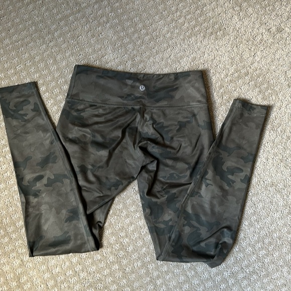 Lululemon leggings a green camo - Picture 3 of 6